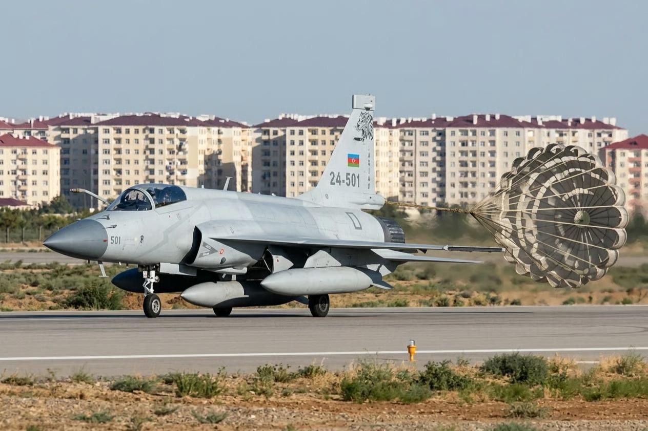 Azerbaycan’ın ilk JF-17 Block III savaş uçakları göreve başladı
