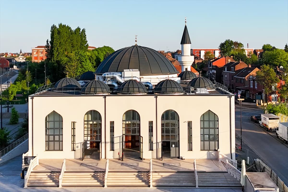 Yapımı 12 yıl süren cami Fransa'da ibadete açıldı