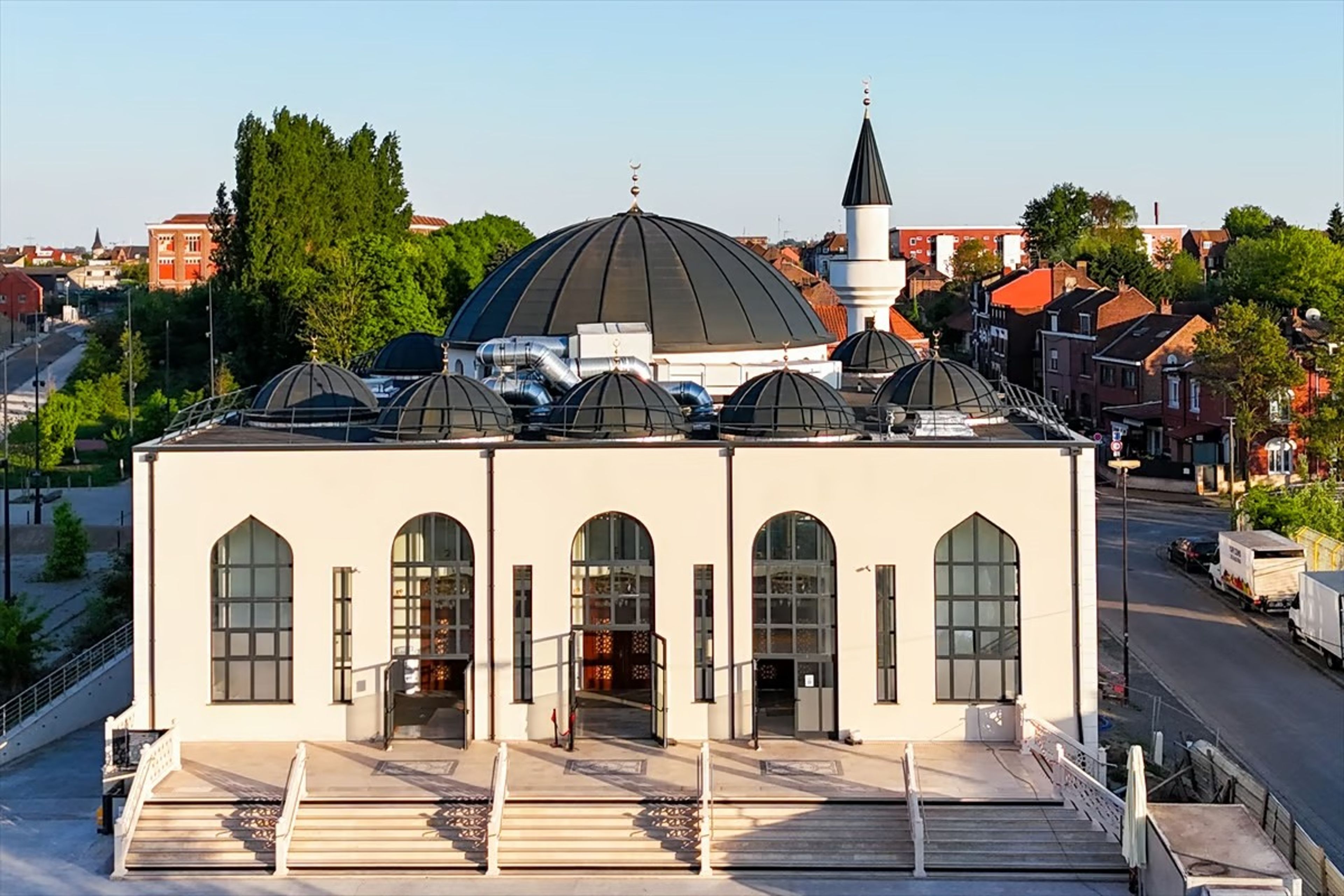 Yapımı 12 yıl süren cami Fransa'da ibadete açıldı
