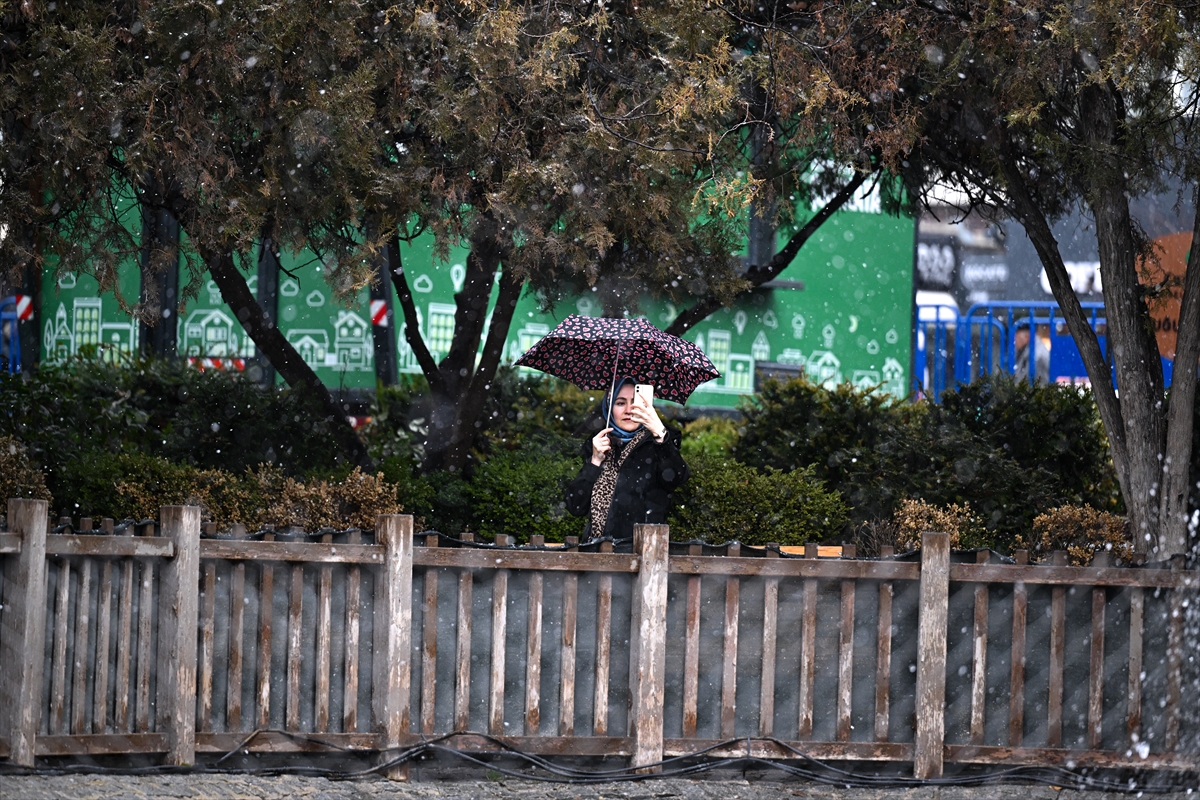 Ankara’nın sembolü Kuğulu Park’ta kış manzarası