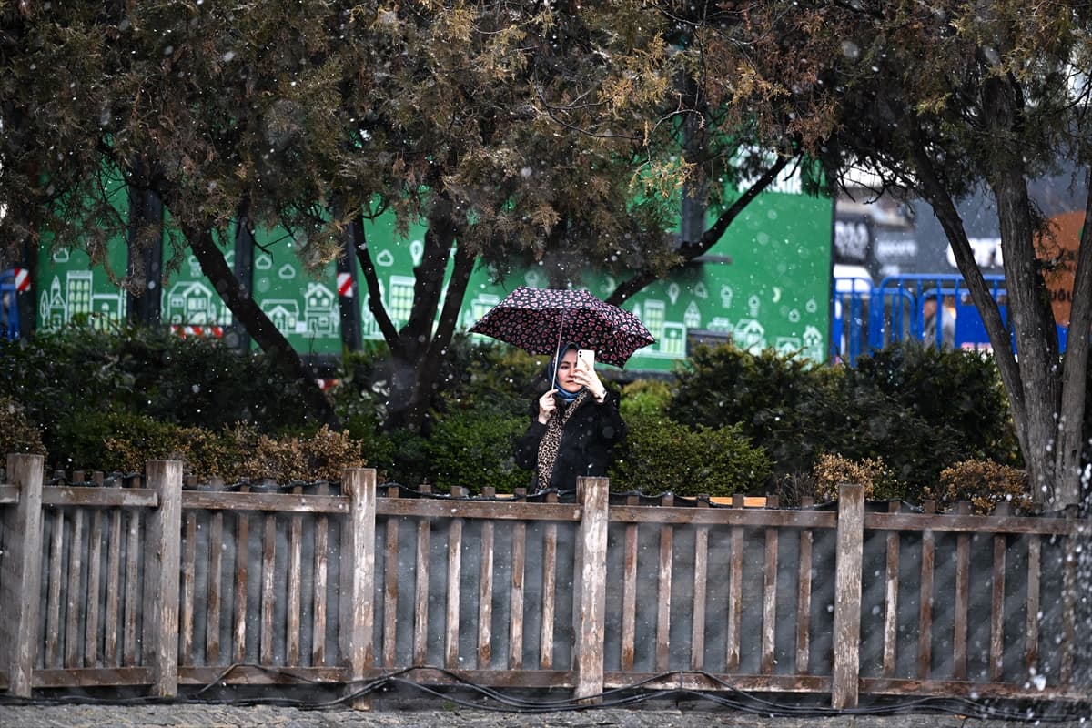 Ankara’nın sembolü Kuğulu Park’ta kış manzarası