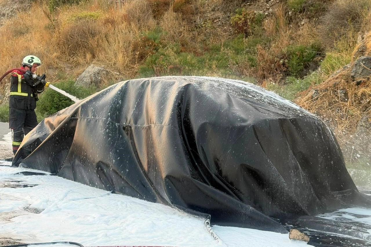 Yanmaya başlayan elektrikli otomobil bataryaların enerjisi bitince söndürüldü