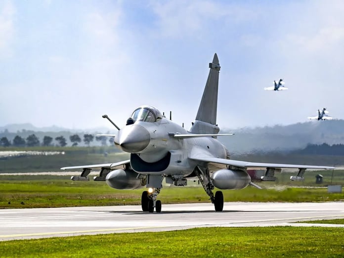 Çin, J-10C savaş uçaklarını ağ destekli hava harbi konseptine entegre etti