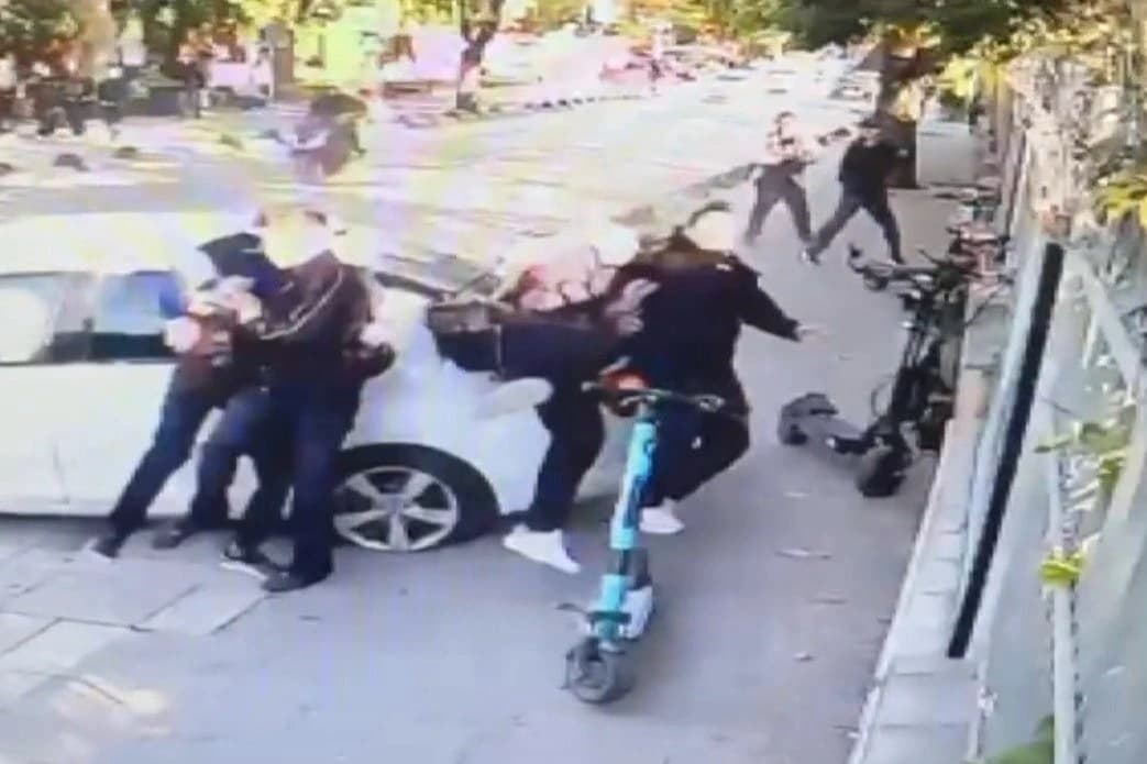 Önce başka bir araca ardından da kaldırımdaki öğrencilere çarptı