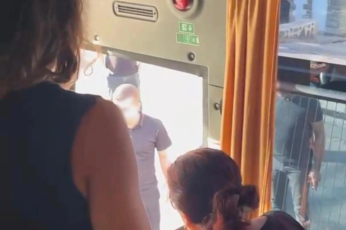 Diyarbakır'da sağlık personelini taşıyan otobüsün camlarını yumrukladılar