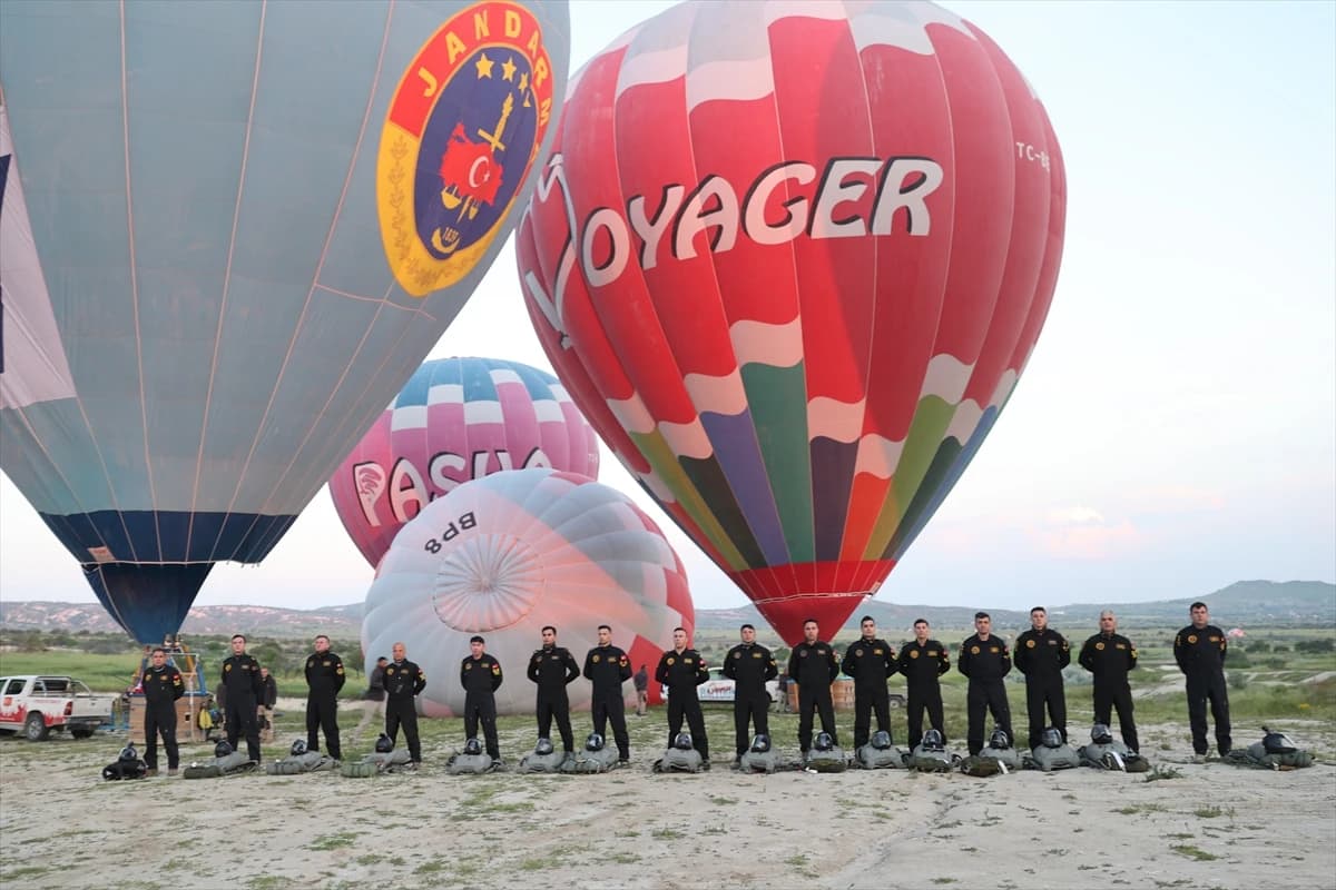 Kapadokya semalarında nefes kesen gösteri: JÖAK paraşüt timi sıcak hava balonundan atladı