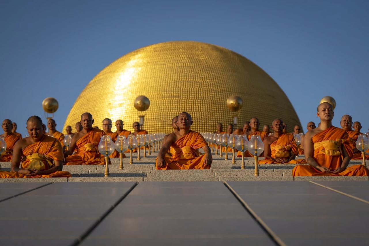 Bangkok’ta ışık seli: Binlerce mum Makha Bucha için yandı