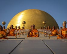 Bangkok’ta ışık seli: Binlerce mum Makha Bucha için yandı