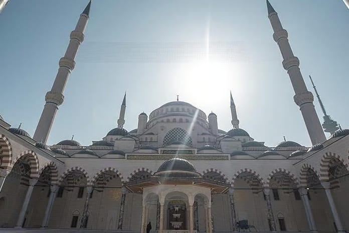 İslam dünyasında manevi iklim başlıyor: 2025 yılı üç aylar ve Kandil takvimi açıklandı