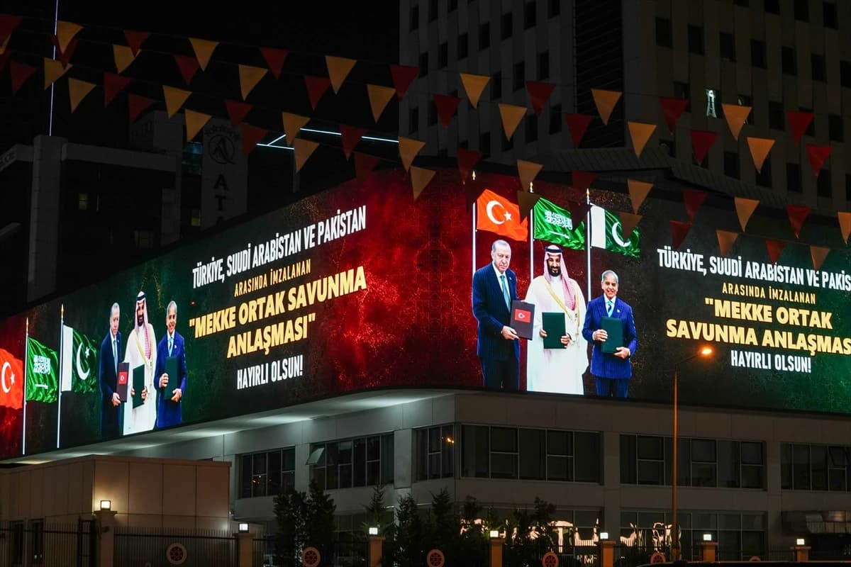 Ankara ve İstanbul'da Mekke Anlaşması şöleni: Simge yapılar aydınlatıldı