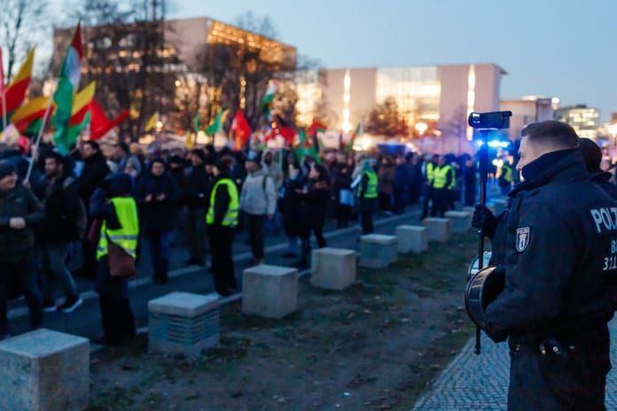Almanya’da terör örgütü YPG yandaşlarının eylemleri tartışma yarattı