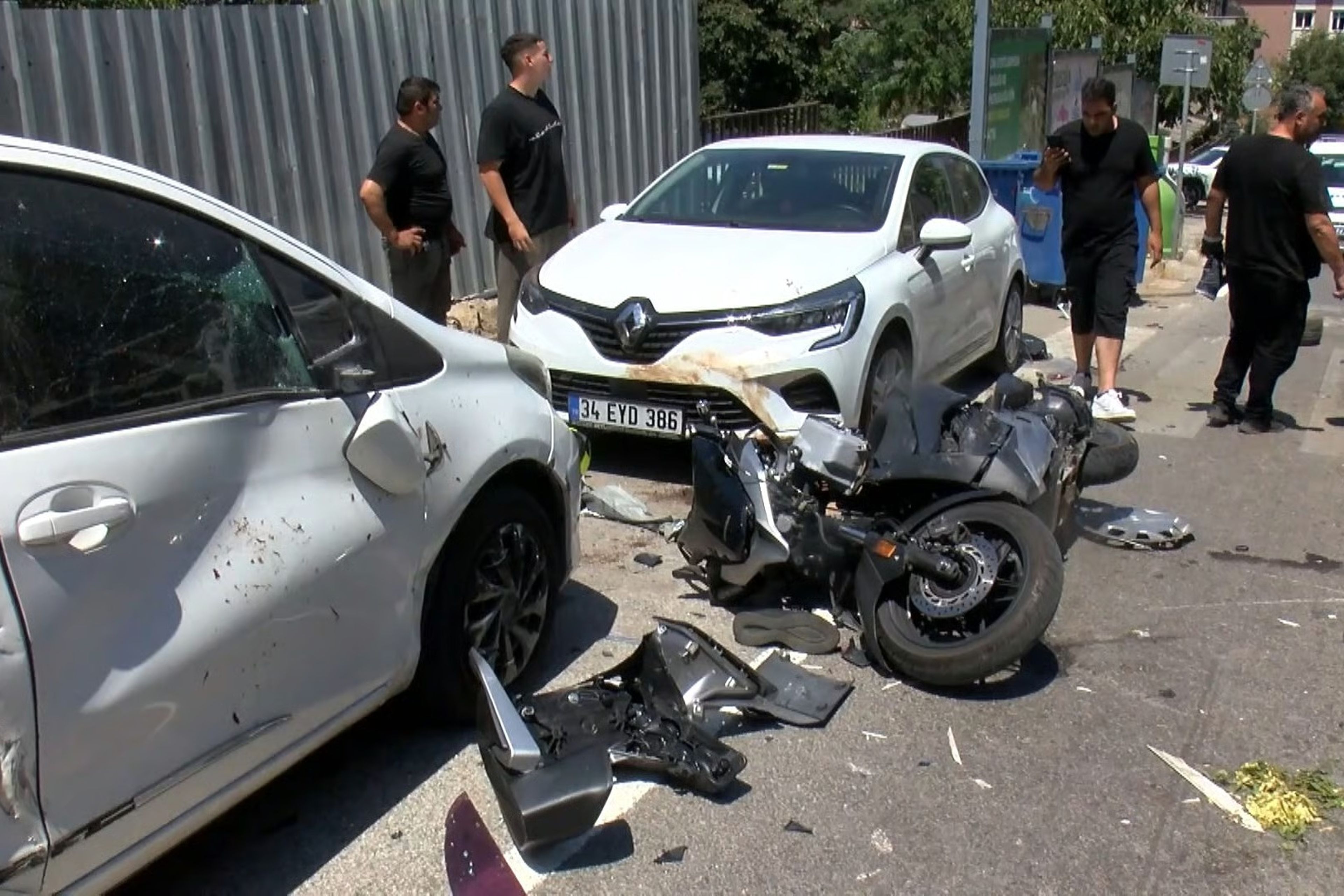 3 aracın karıştığı zincirleme kazada motosiklet sürücüsü ağır yaralandı