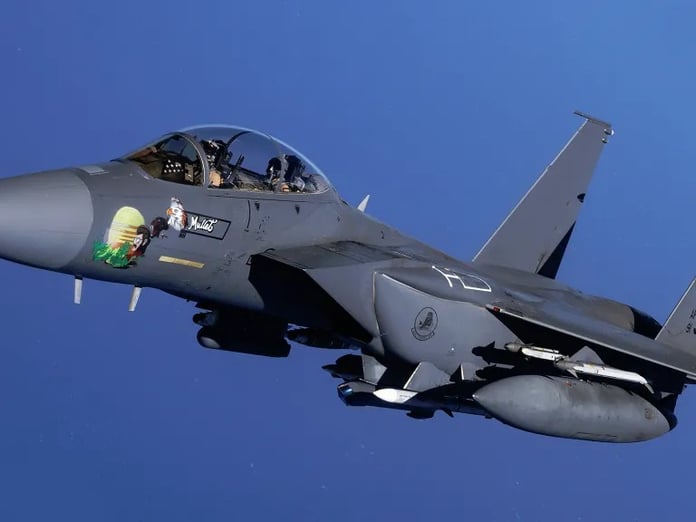 F-15E savaş uçağı lazer güdümlü roketlerle uçuyor