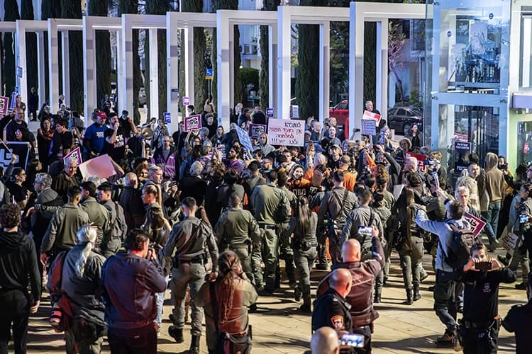 Tel Aviv polisi savaş karşıtı protestoculara müdahale etti
