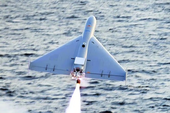 ABD Donanması’ndan denizden kamikaze drone atışı