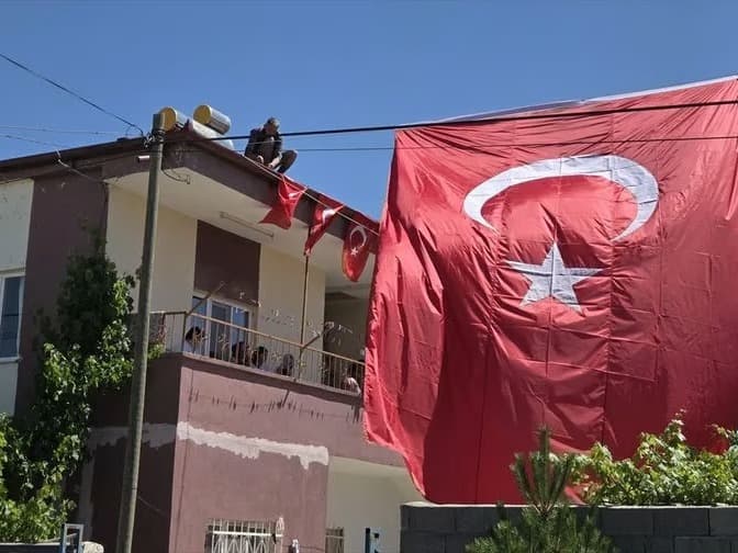 Baba evine Türk Bayrağı asıldı