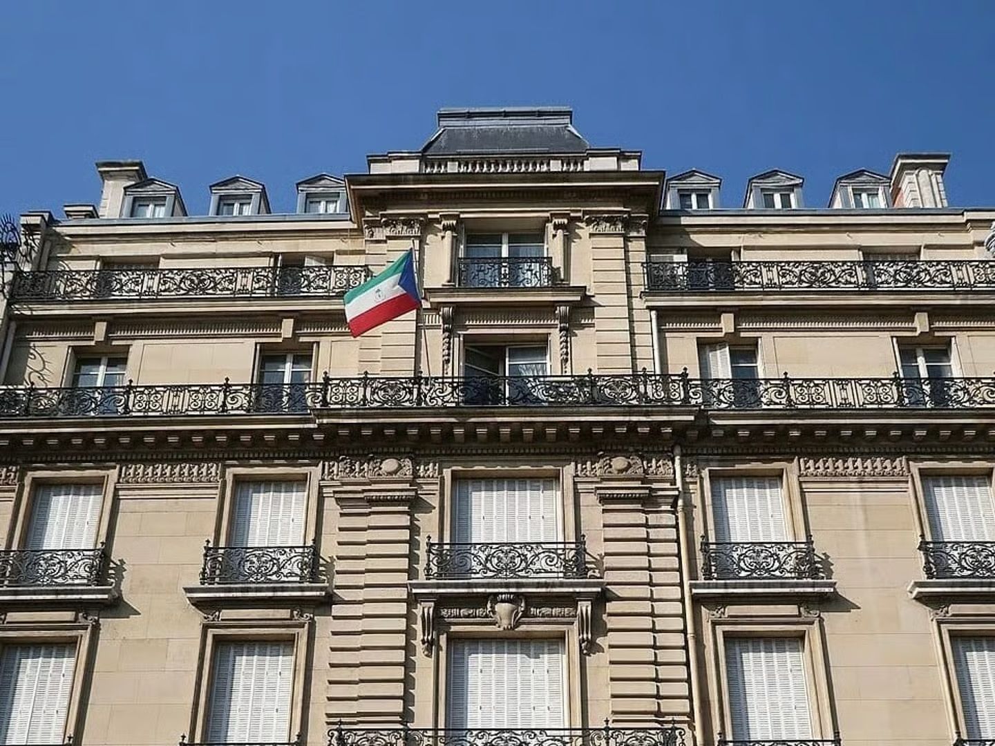 Fransa Ekvator Ginesi'nin büyükelçilik binasını satmaya karar verdi