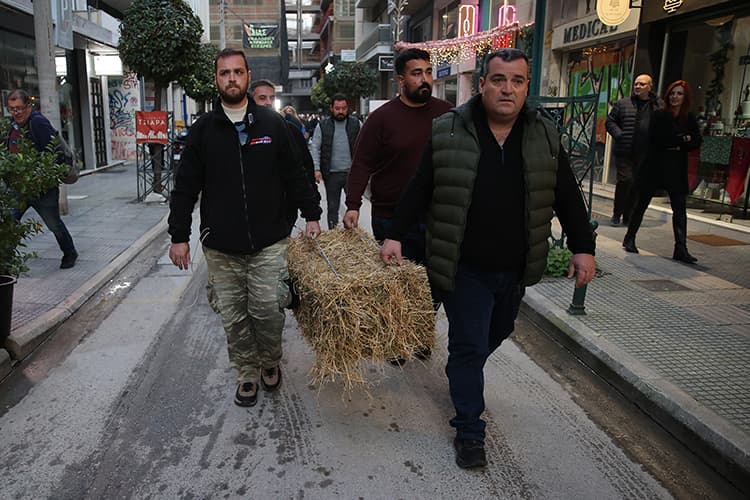 Yunanistan'da çiftçiler yolsuzlukları protesto ediyor