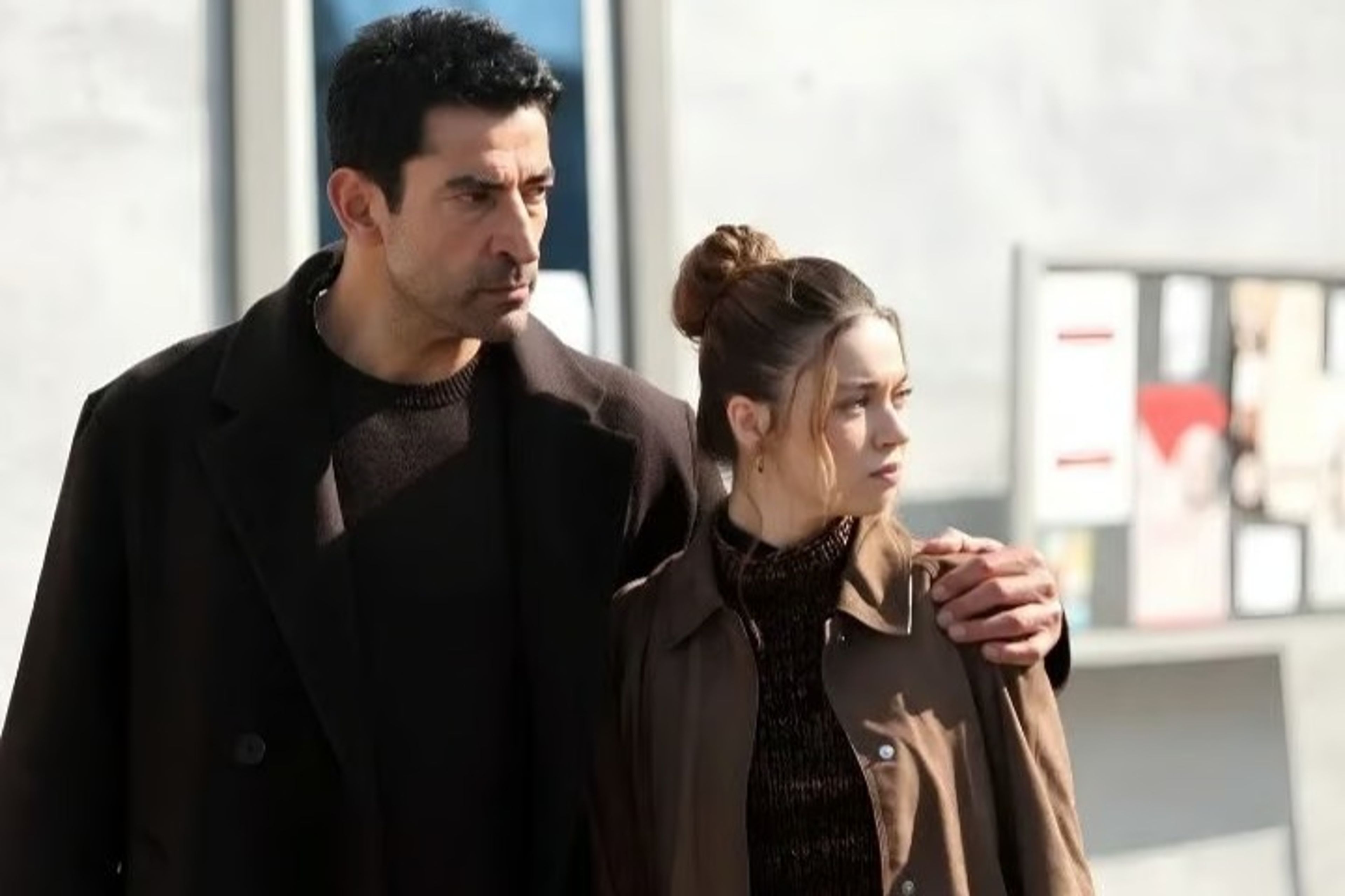 Kenan İmirzalıoğlu ile başrolü paylaşıyordu: Afra Saraçoğlu, A.B.İ dizisinden neden ayrıldığını ilk kez açıkladı!