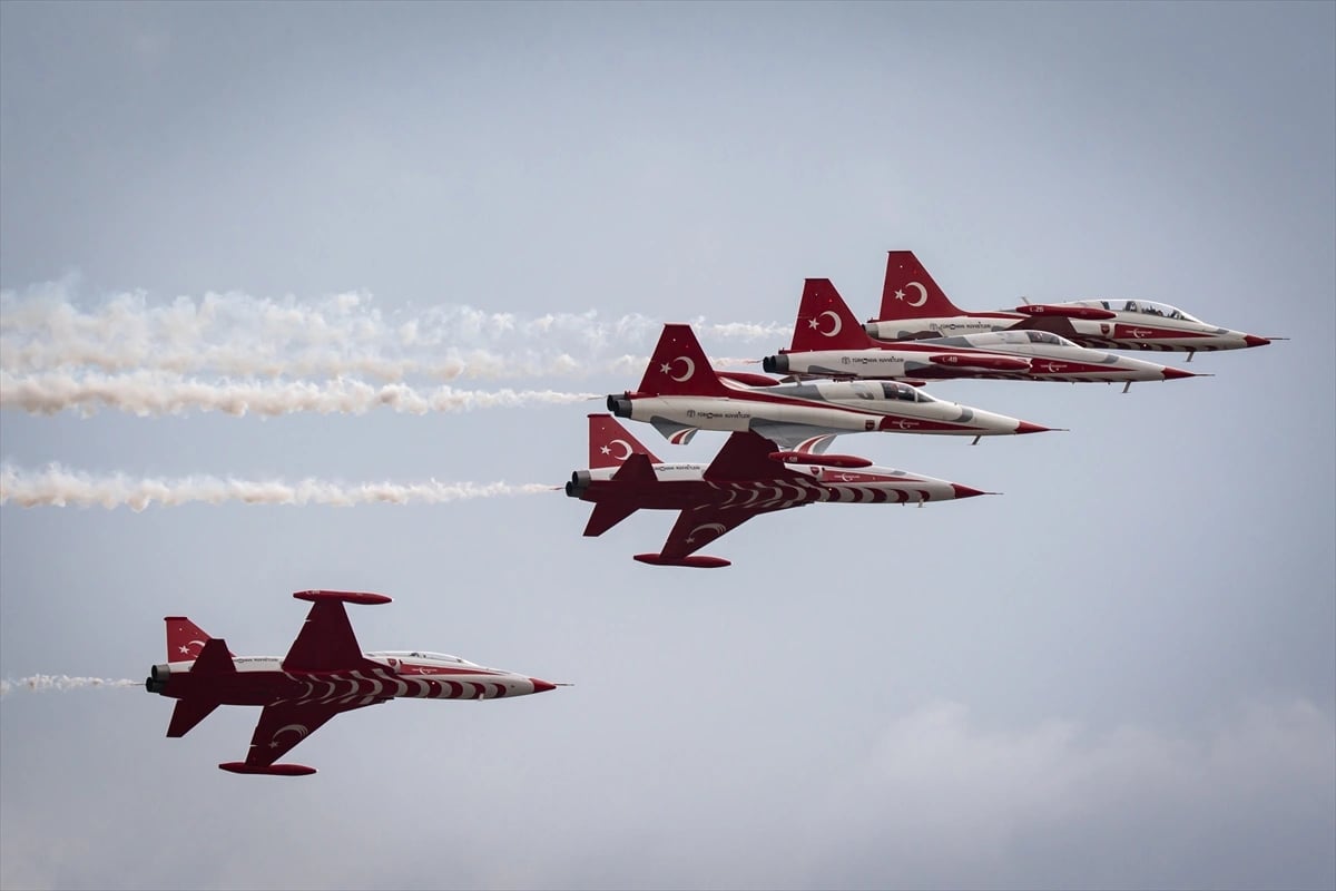 Türk Yıldızları Ankara semalarında parladı