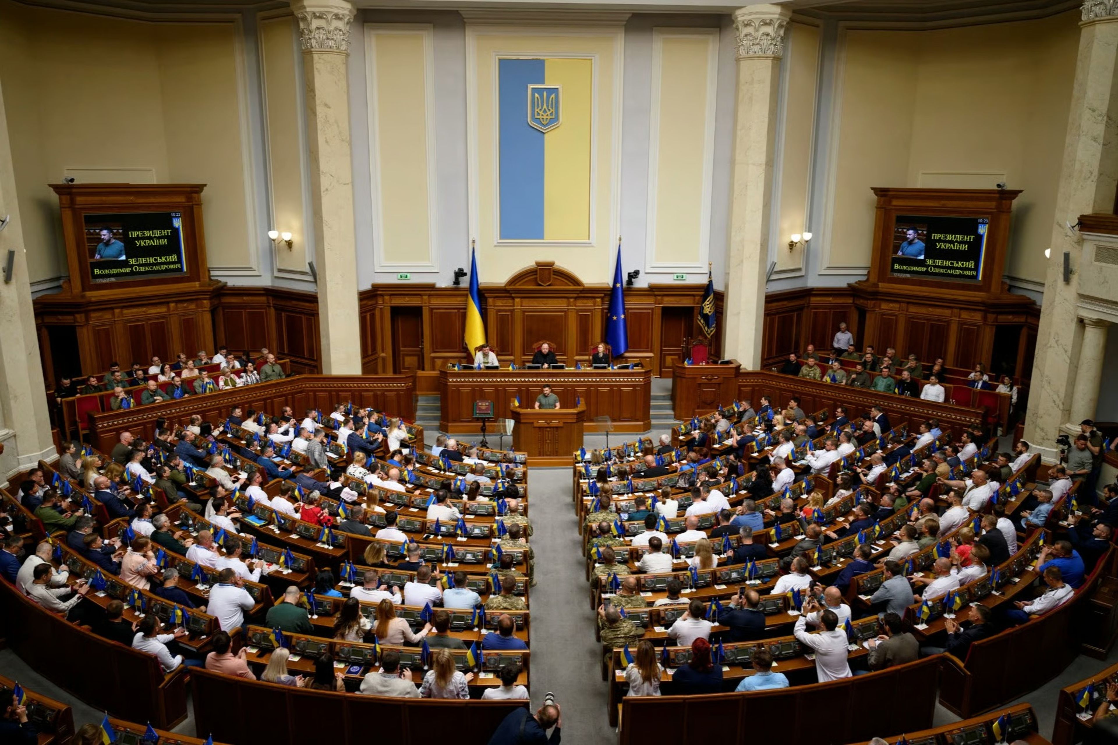 Ukrayna'da tartışmalı önerge: Milletvekilleri cepheye gönderilsin