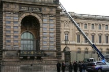 Soyulan Louvre Müzesi'nin müdürü istifa etti