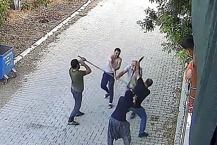 Miras davasında baba dehşeti: Baba oğullarını önce tüfekle vurdu sonra yerde tekmeledi