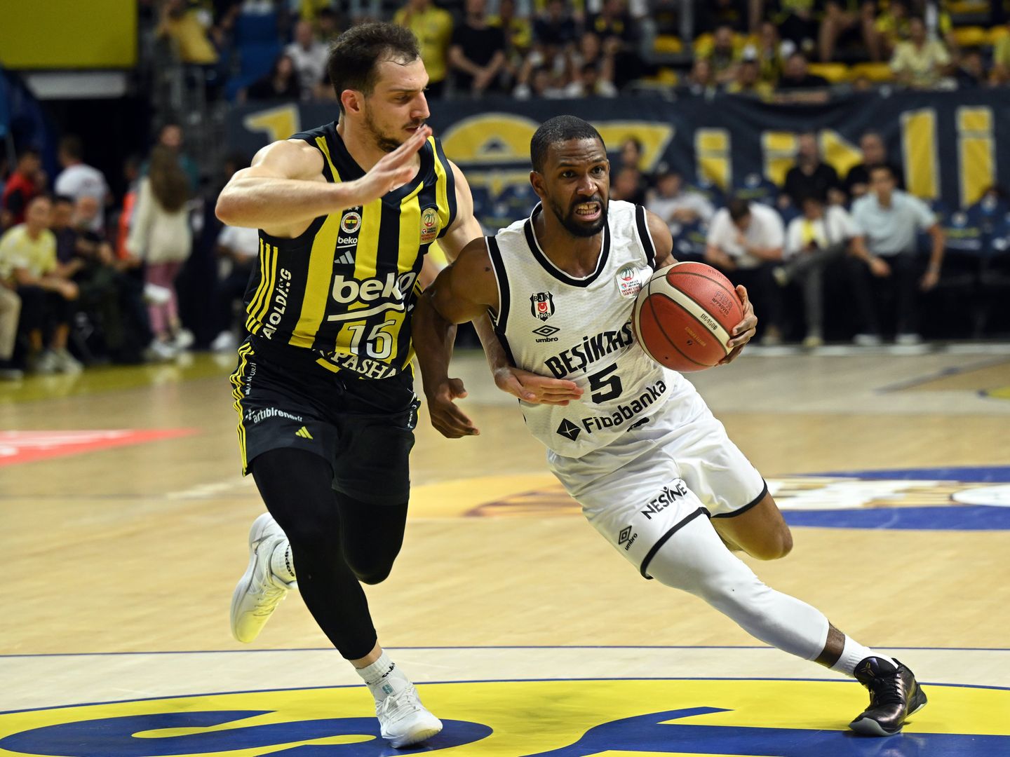 Basketbol Süper Ligi play-off finalinde kritik randevu: Beşiktaş, serideki ilk galibiyet için Fenerbahçe'yi ağırlıyor