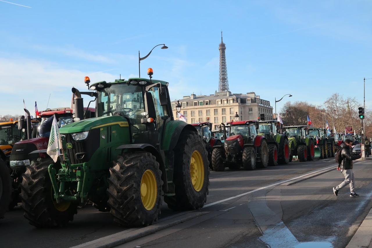 Çiftçilerin 350 traktörle Paris çıkarması