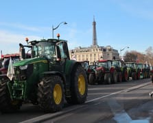 Paris'te çiftçiler traktörleriyle sokağa çıktı