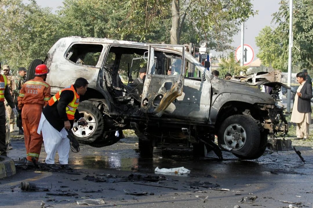 Pakistan'da polis aracına bombalı saldırı