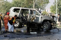 Pakistan'da polis aracına bombalı saldırı: 6 ölü