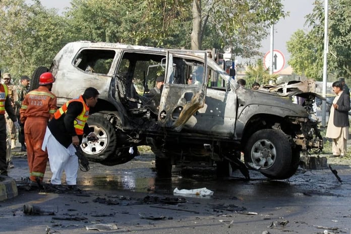 Pakistan'da polis aracına bombalı saldırı: 6 ölü