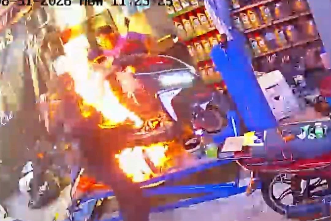 Motosikleti üfleyerek söndürdü