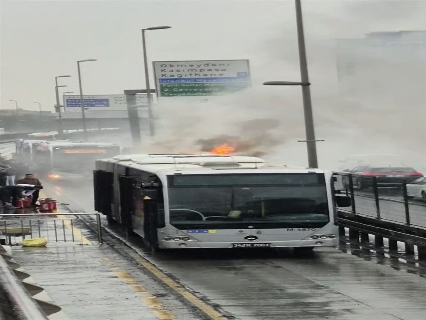 İstanbul Şişli'de metrobüs yangını paniği: Seferler geçici olarak durduruldu