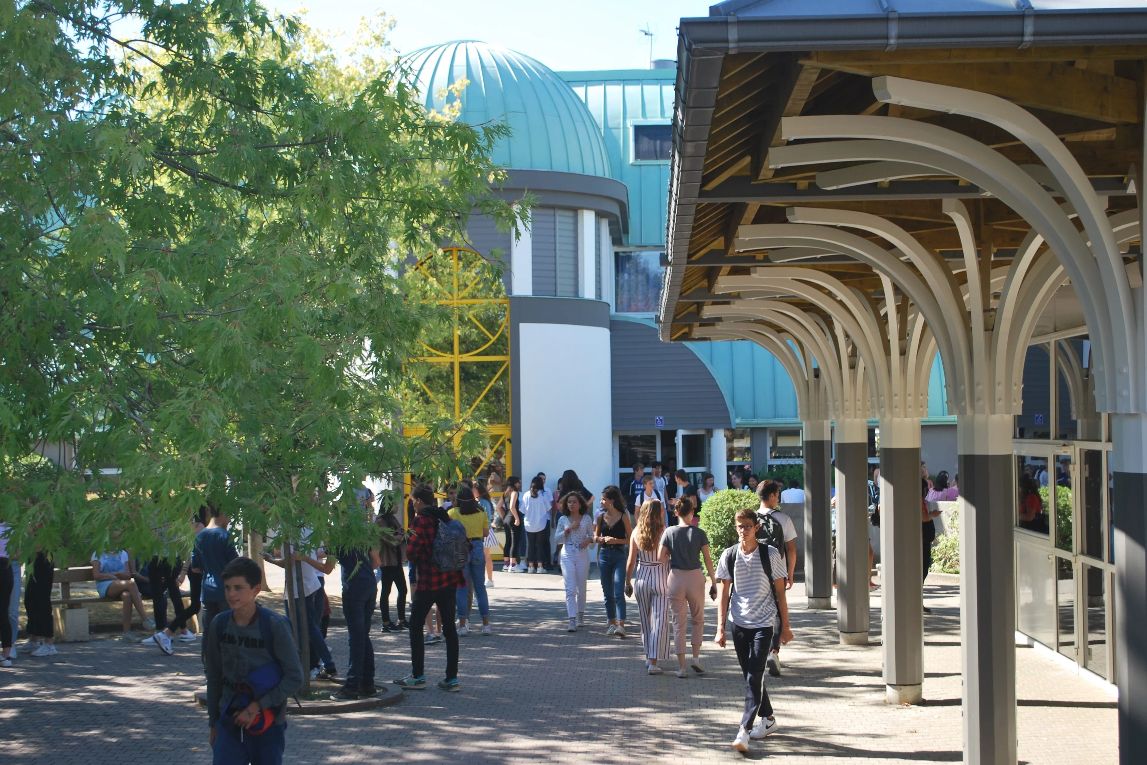 Fransa'daki bir lisede bıçaklı saldırı düzenlendi