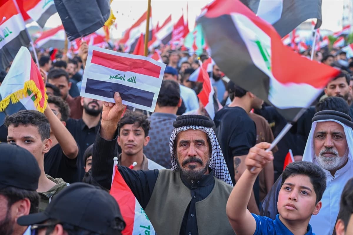 Basralılar İran'a düzenlenen saldırıları protesto etti
