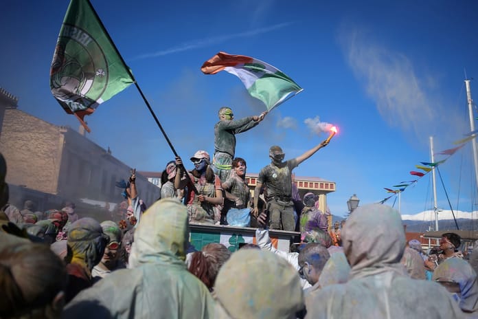 Tonlarca renkli un ve kömür tozu