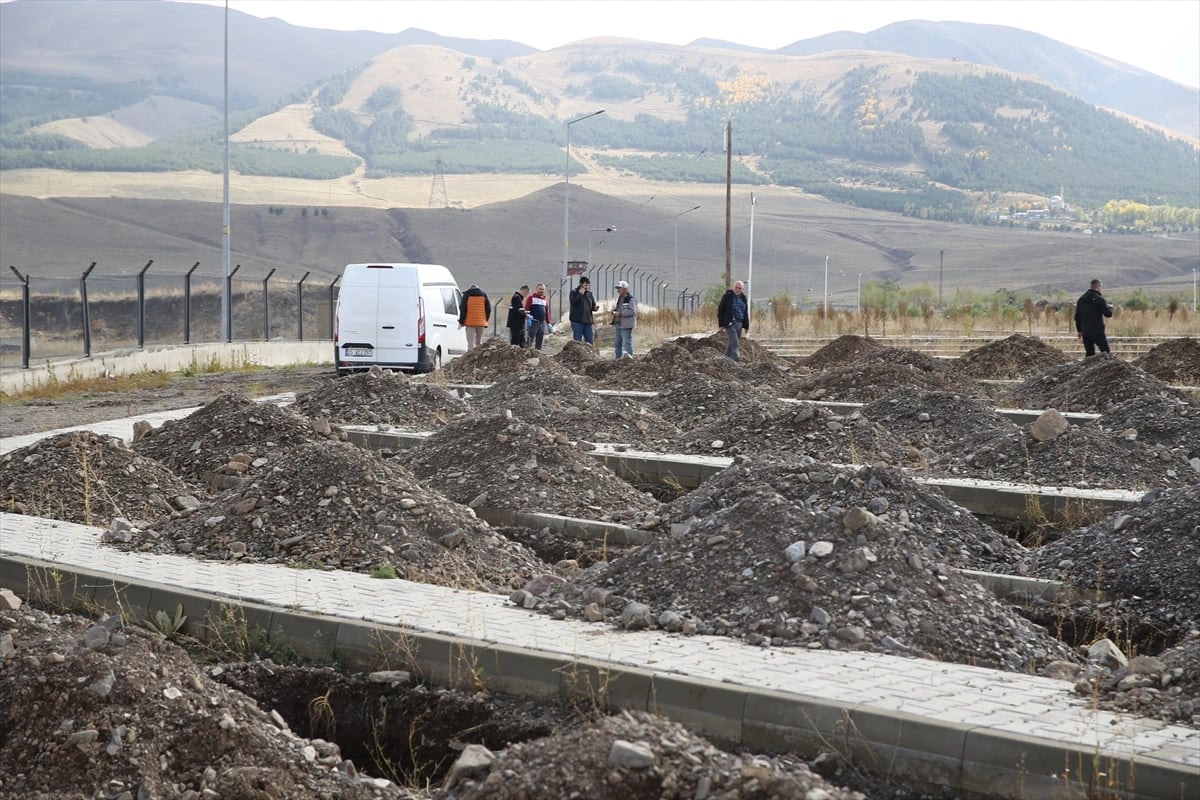Erzurum'da mezar kazısında patlamamış top mermisine rastlandı