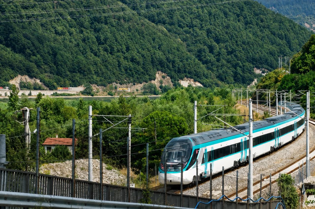 Milli hızlı trenden yeni hız rekoru! Saatte 250 kilometreye ulaştı