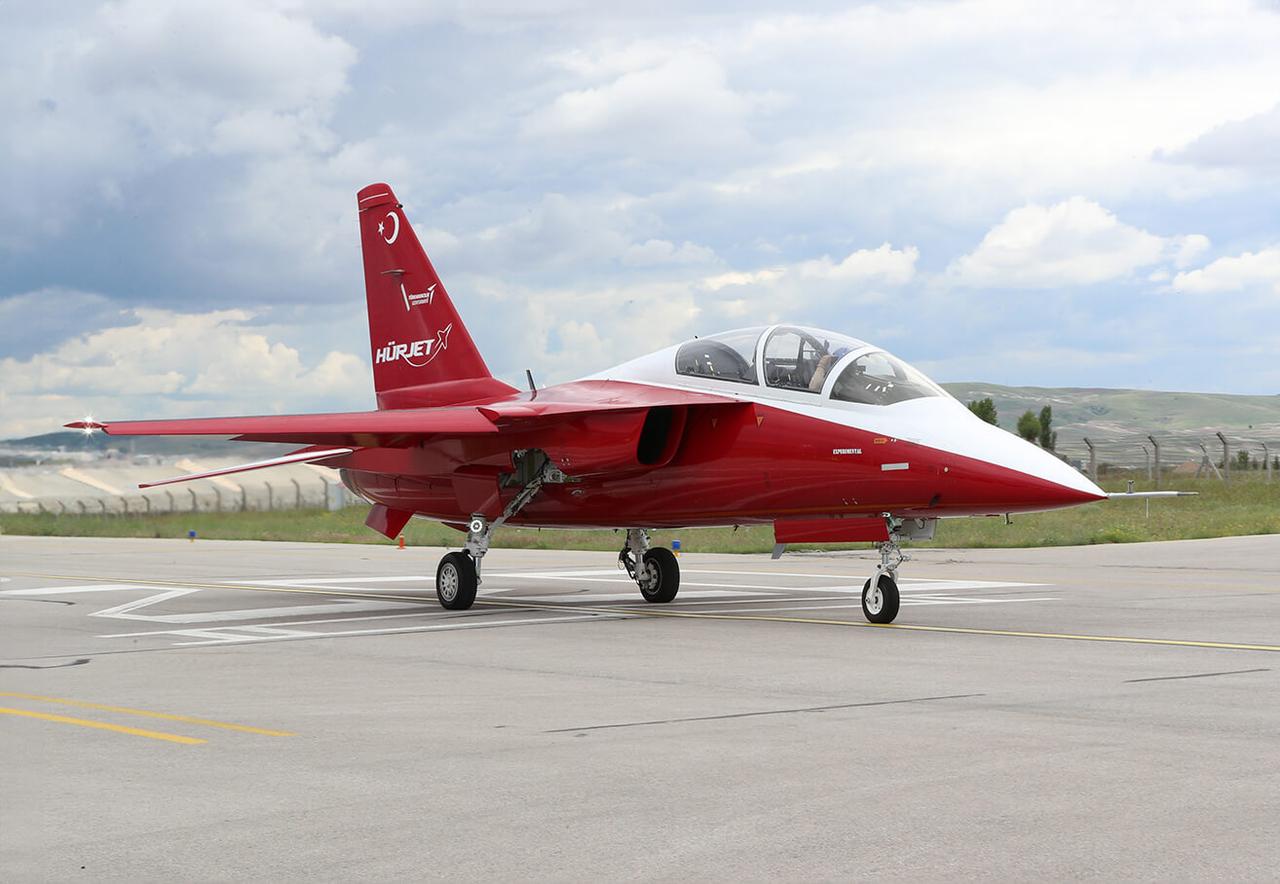 Hürjet jet eğitim ve yakın hava desteği uçağı