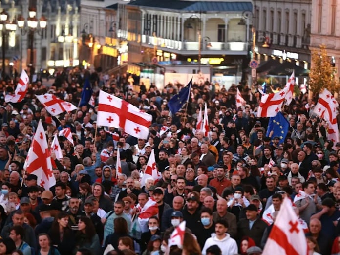 Gürcistan’da seçim sonrası protestolar patlak verdi