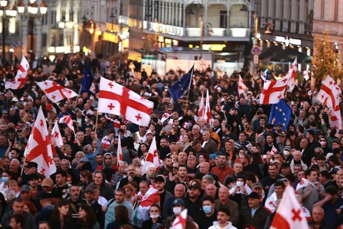 Gürcistan’da seçim sonrası protestolar patlak verdi