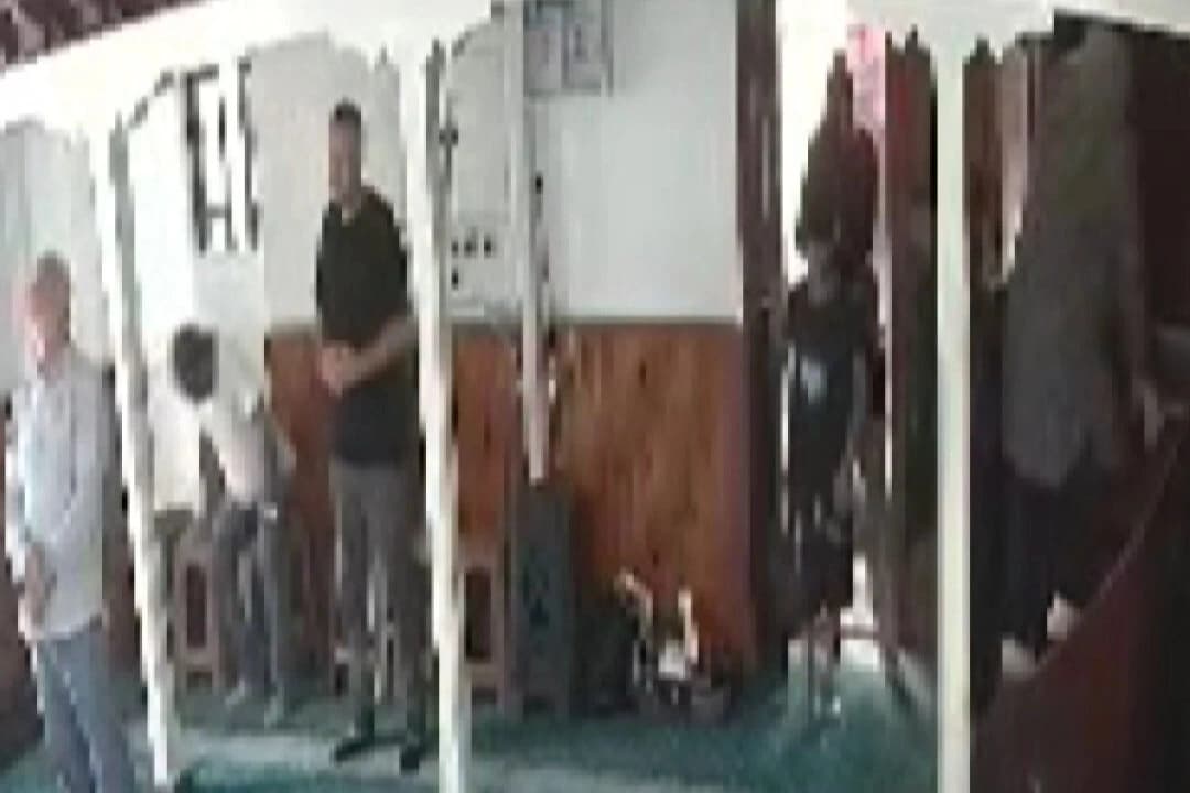 Camiye giren yankesici, cüzdan ve altın çaldı