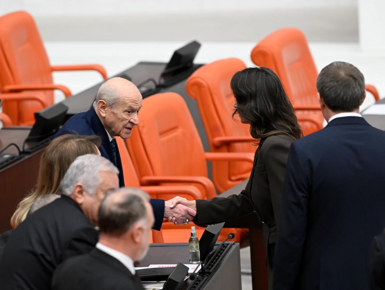Meclis'te alışılmadık sıcak anlar: Liderler tokalaştı