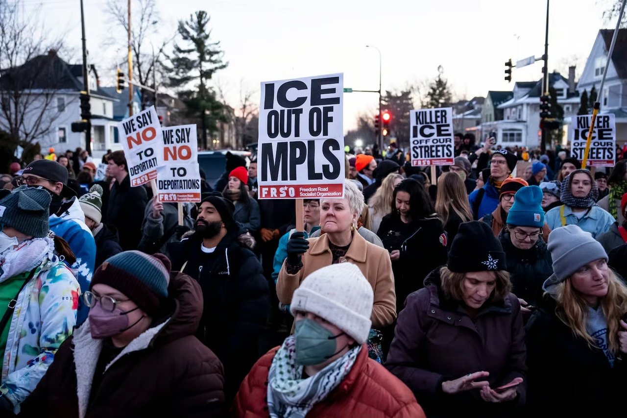 Minneapolis öldürülen kadın için ayakta