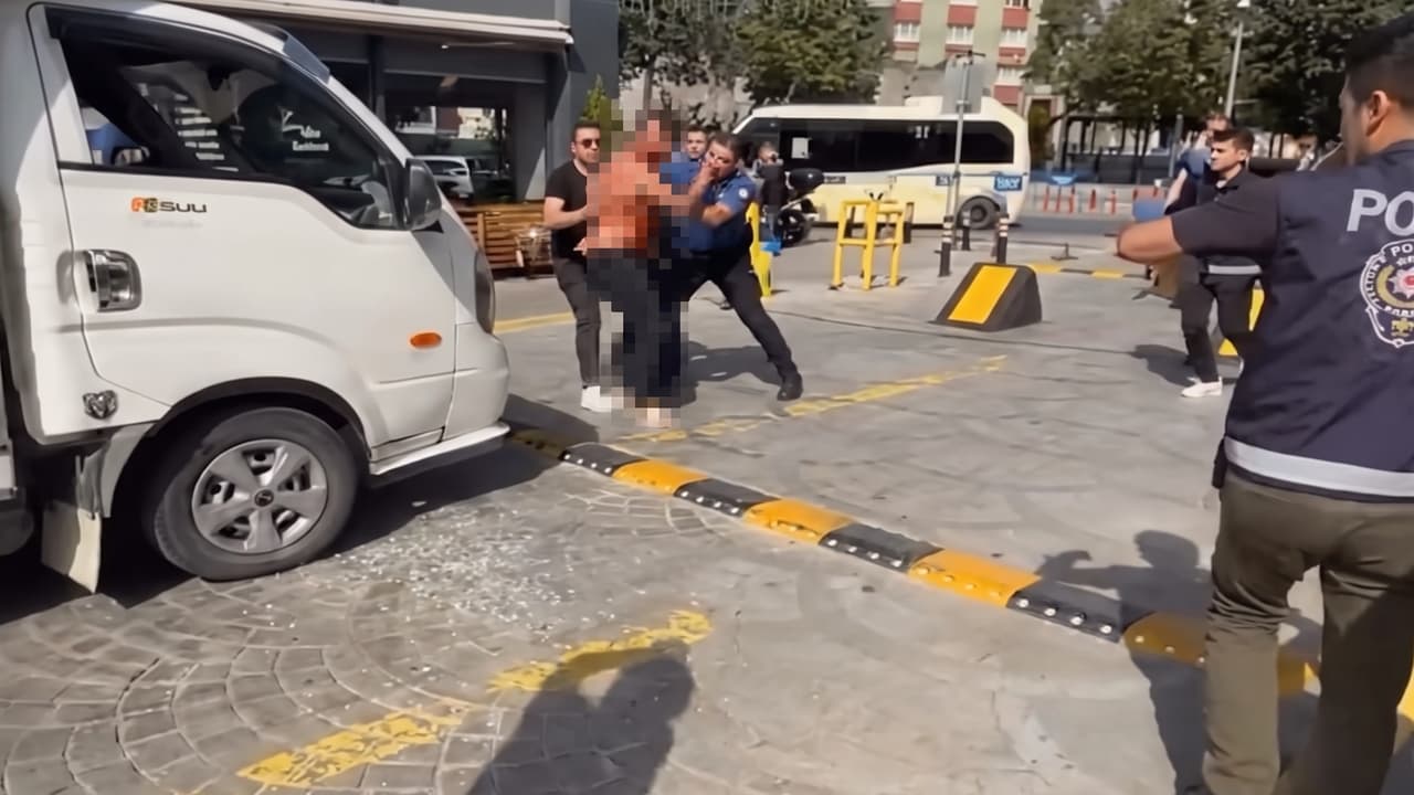 Esenler'de polisle çatışan bıçaklı sürücü aracı ekiplerin üzerine sürdü