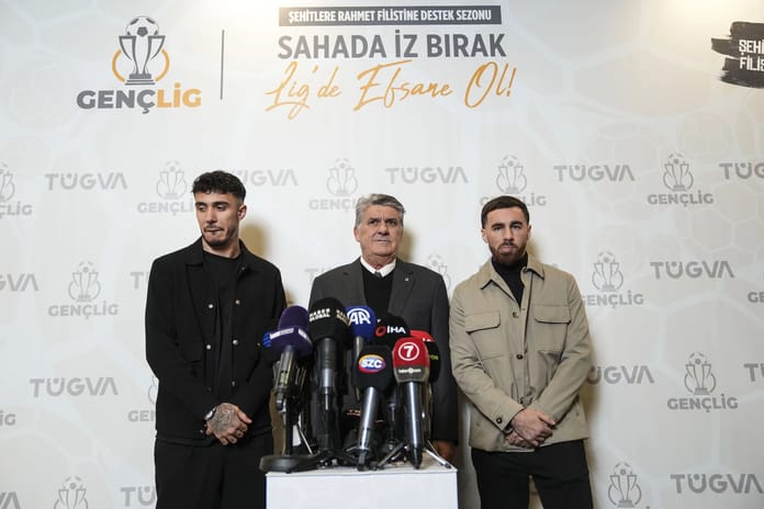 Üç oyuncu, ceza sınırında