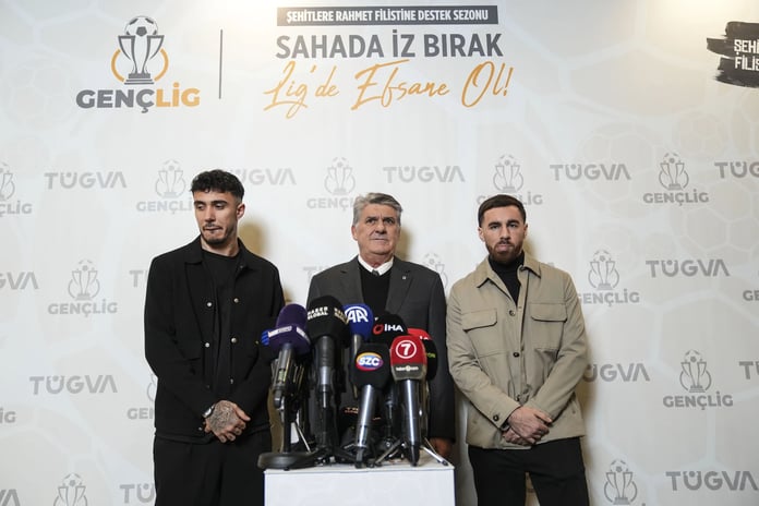 Üç oyuncu, ceza sınırında