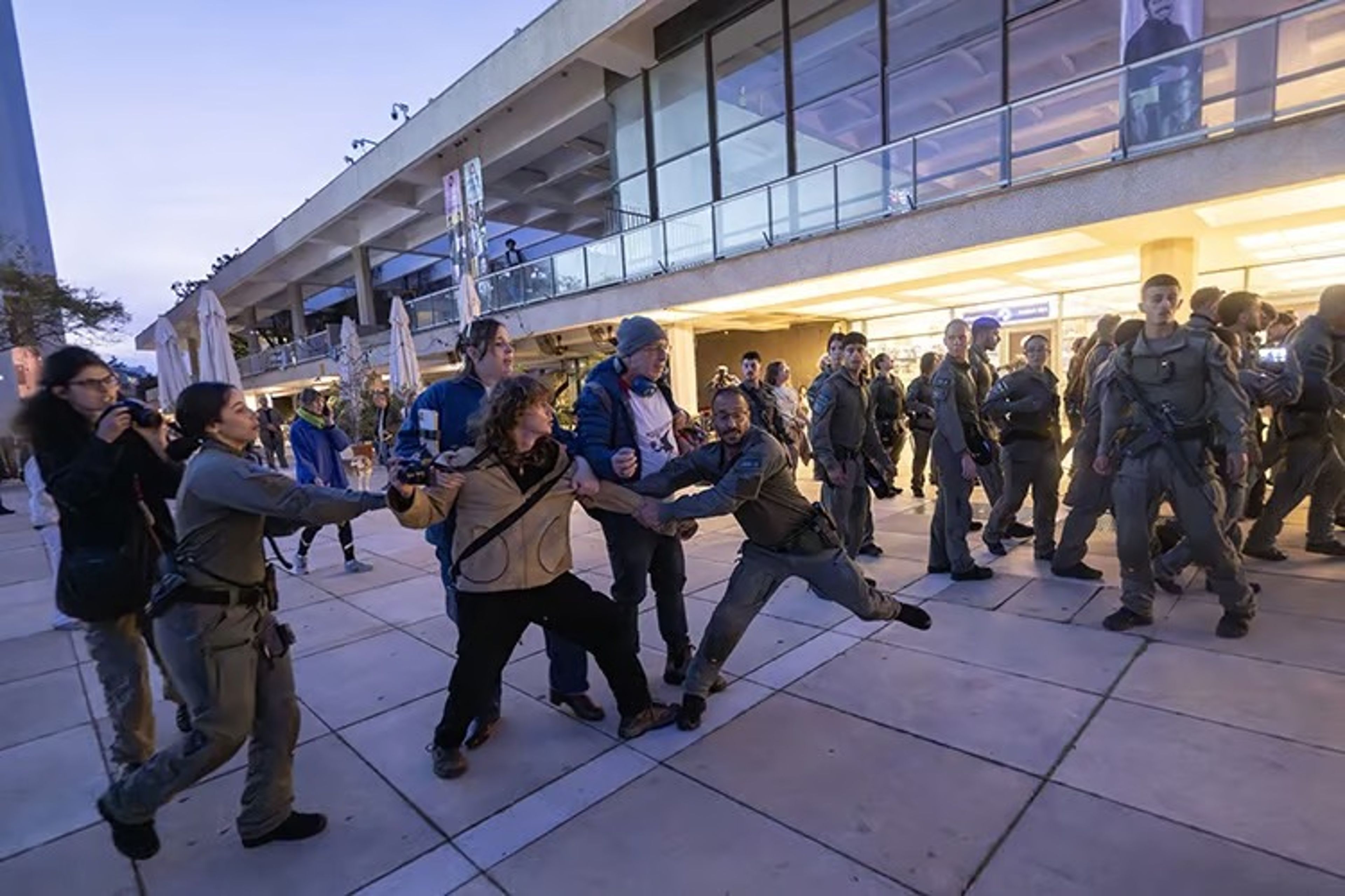 Tel Aviv polisi savaş karşıtı protestoculara müdahale etti